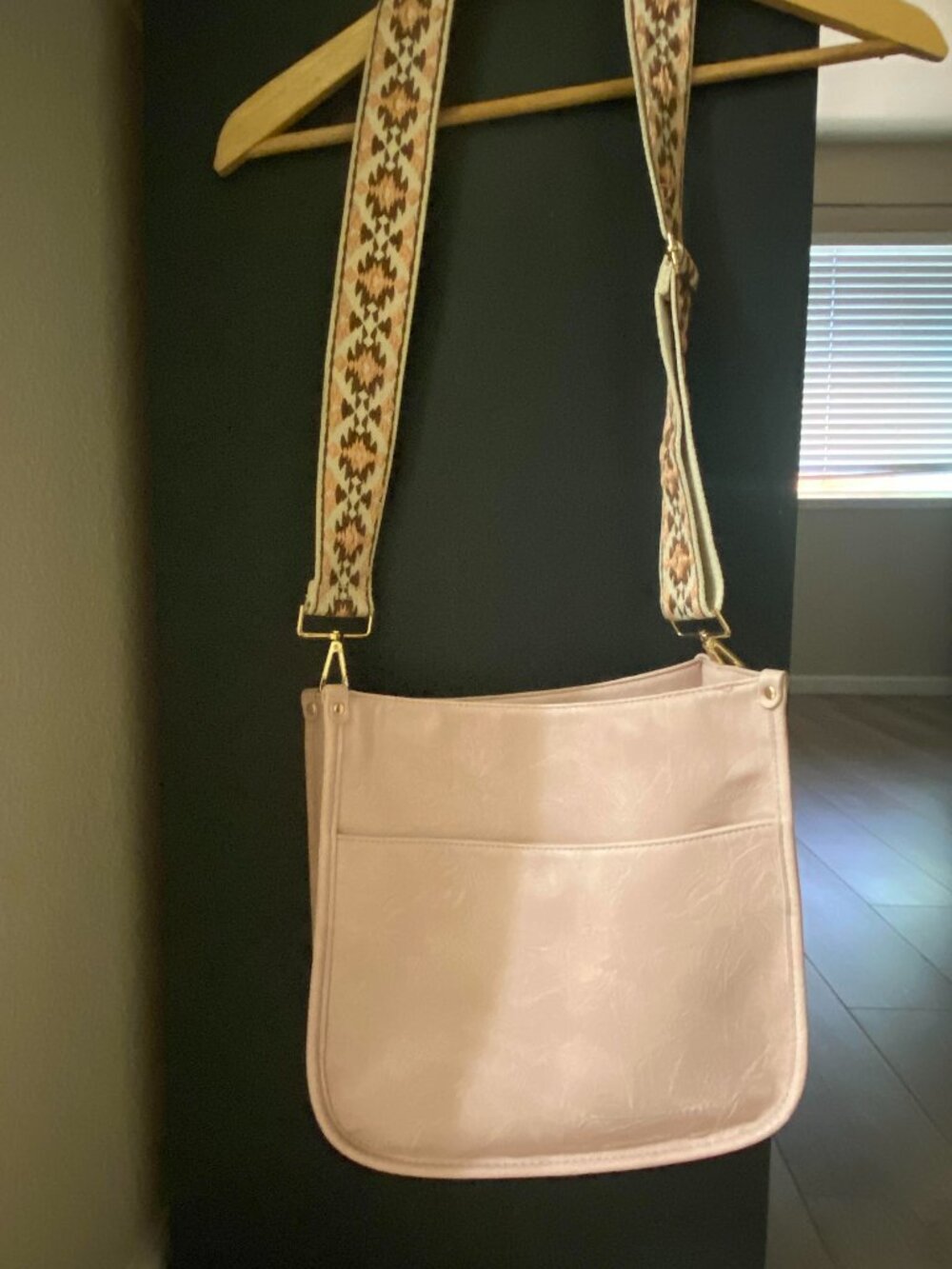 Purse that can be worn as a cross body.